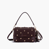Borsa tracolla in similpelle bordeaux decorata con borchie oro La Carrie