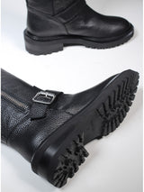 Stivale bIker nero con zip centrale e pelle martellata Via Roma 15