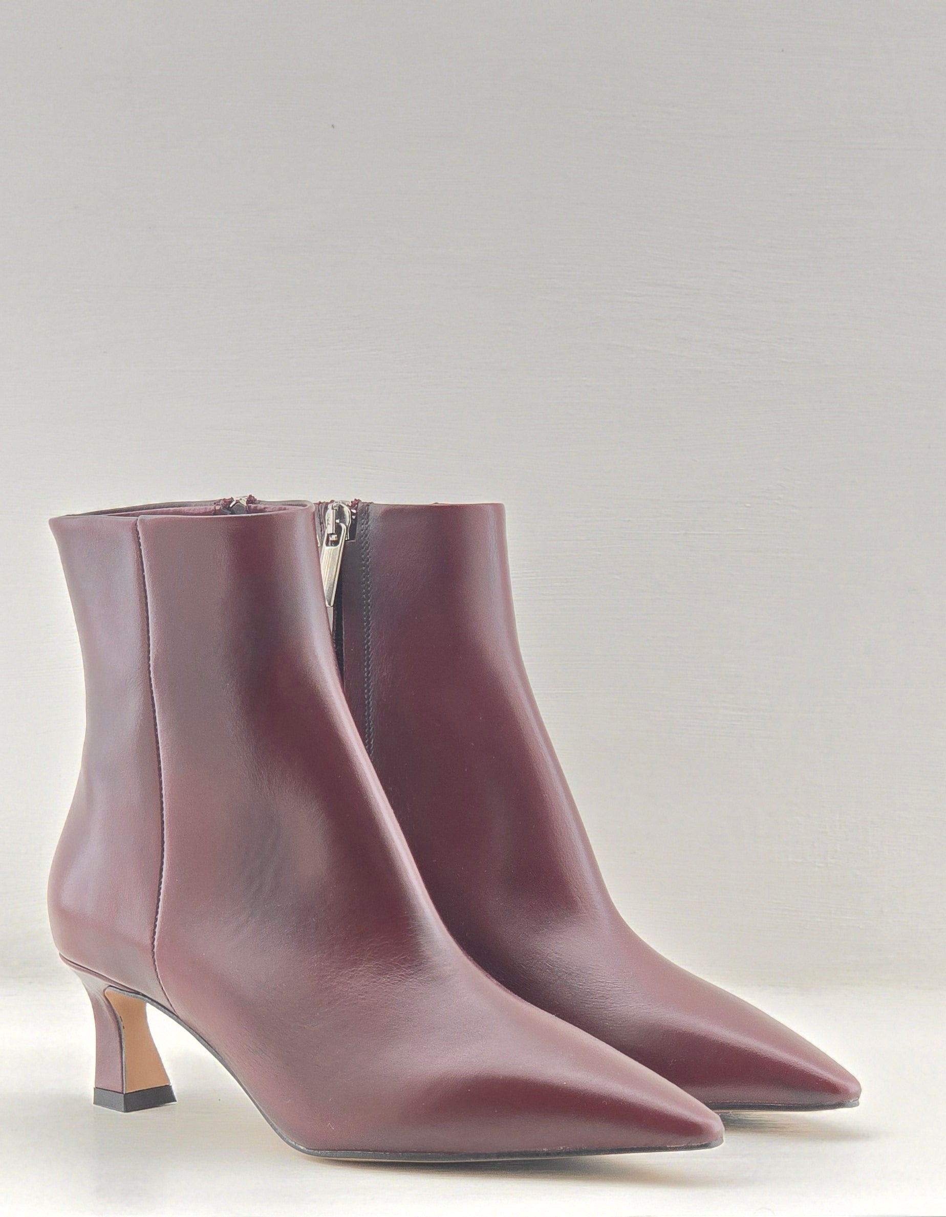 Tronchetto in pelle bordeaux, tacco comodo Bianca Di