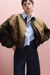 Bomber Corto Imperial – Maniche Arricciate e Chiusura Zip  Descrizione Prodotto