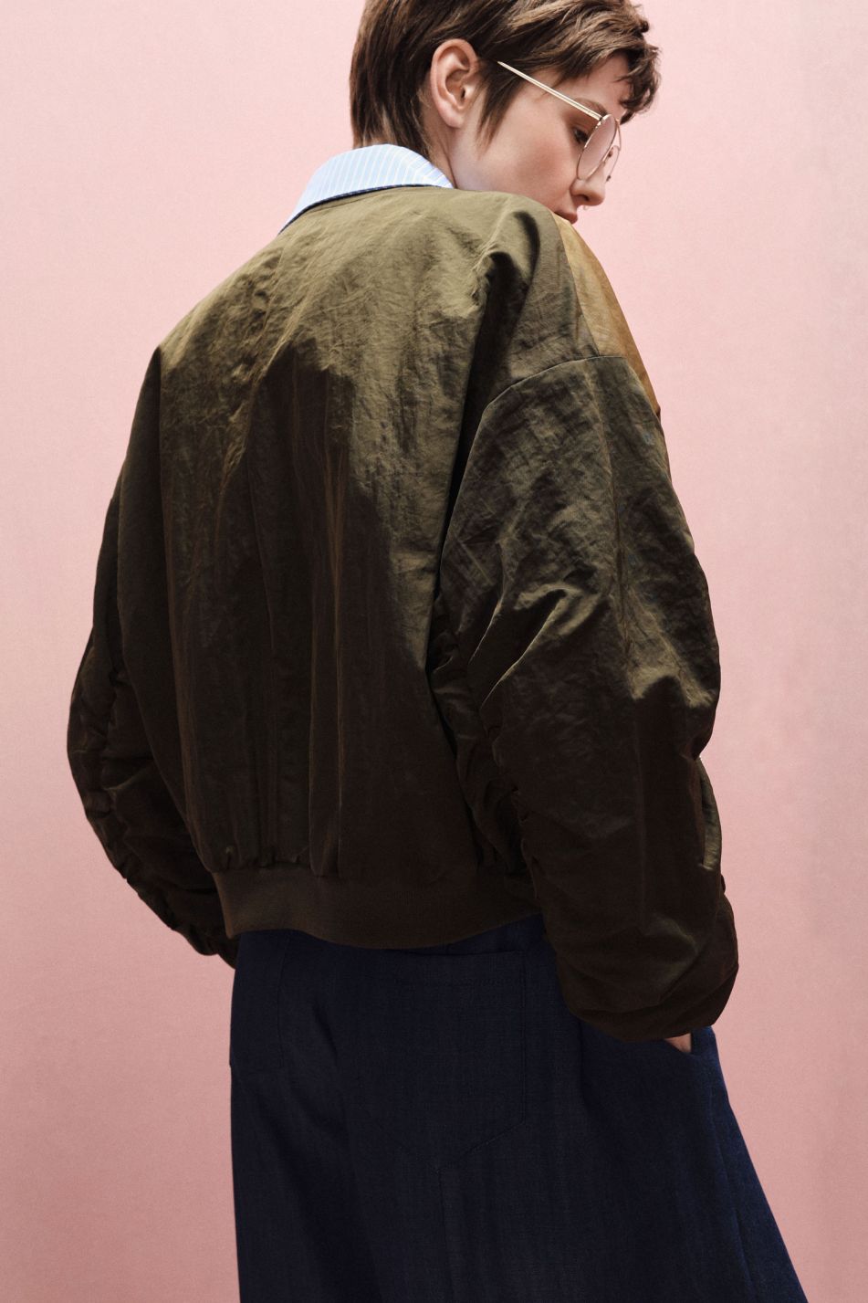 Bomber Corto Imperial – Maniche Arricciate e Chiusura Zip  Descrizione Prodotto