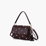 Borsa tracolla in similpelle bordeaux decorata con borchie oro La Carrie
