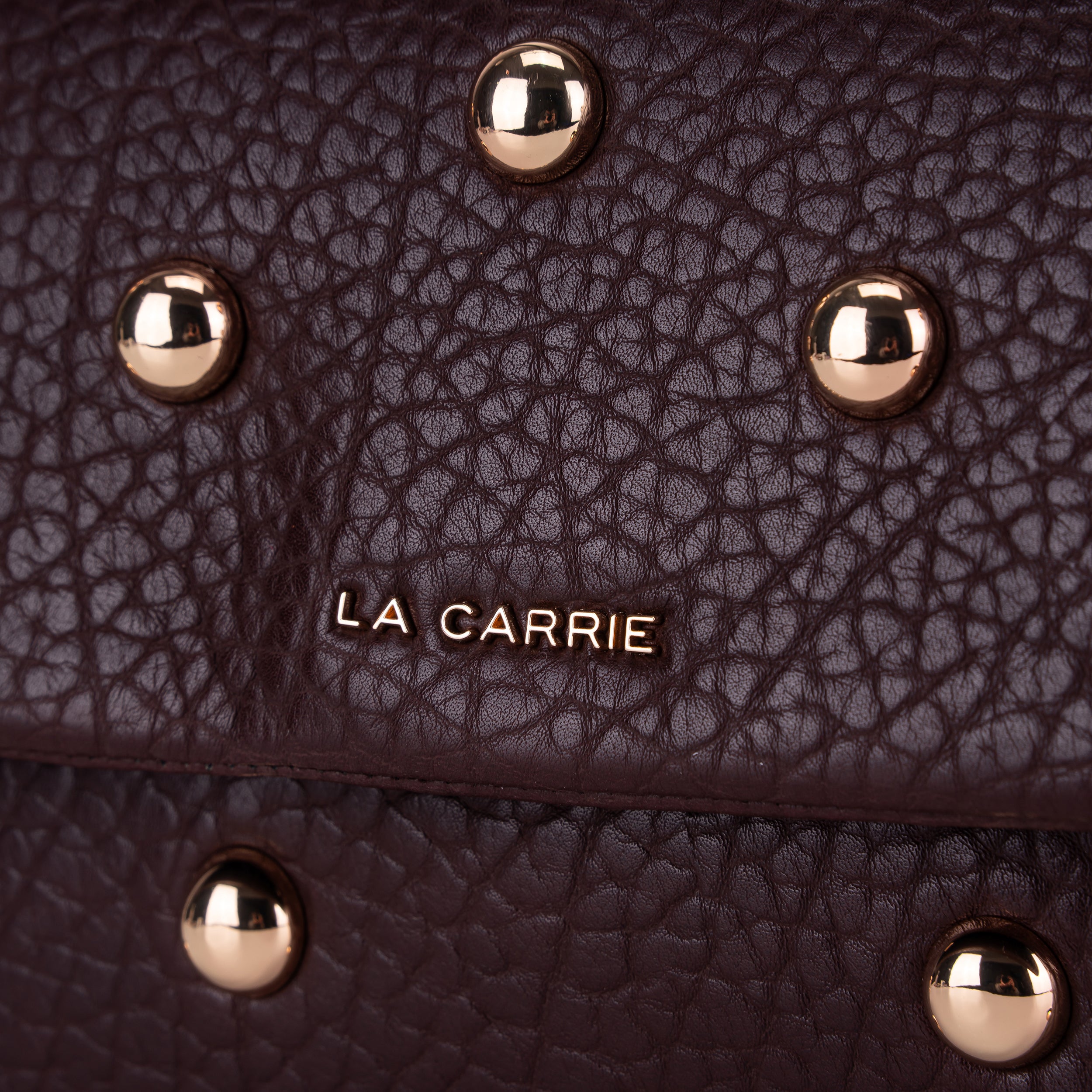 Borsa tracolla in similpelle bordeaux decorata con borchie oro La Carrie