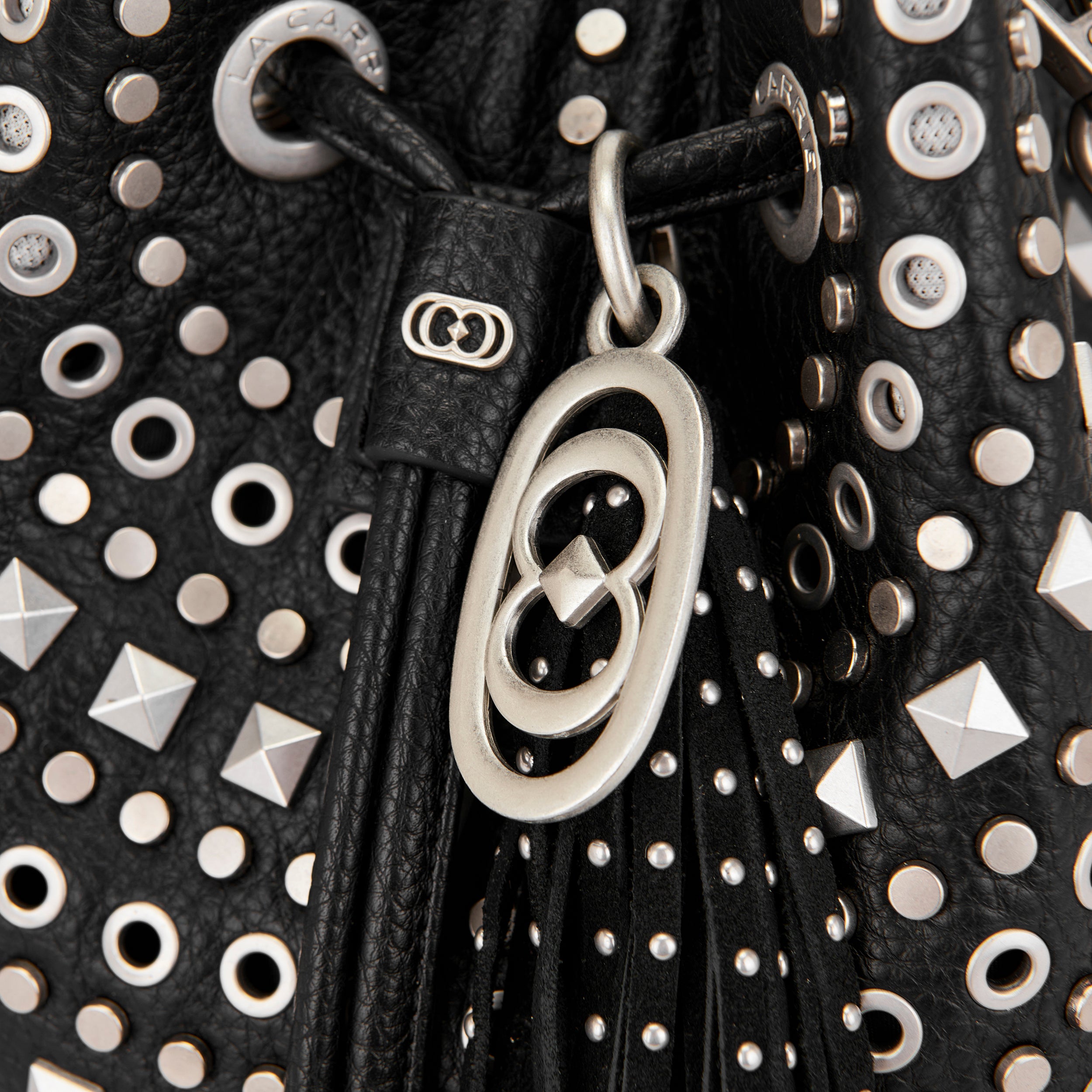 Borsa Secchiello La Carrie Solid in Ecopelle Nera con Borchie – Borsa a Spalla con Catena