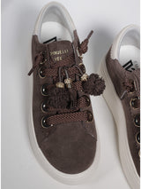 Sneakers Emanuelle Vee in Camoscio Testa di Moro con Nappine e Dettagli Gioiello