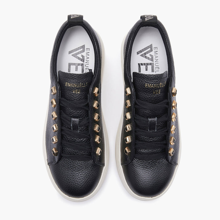 Sneaker in pelle nera martellata con borchie nere piramidali - Emanuelle Vee