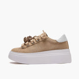 Sneakers Emanuelle Vee in Camoscio Beige – Sneaker Basse in Camoscio con Dettagli Glam