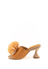 Sandalo con tacco arancione con pon pon Paloma Barceló