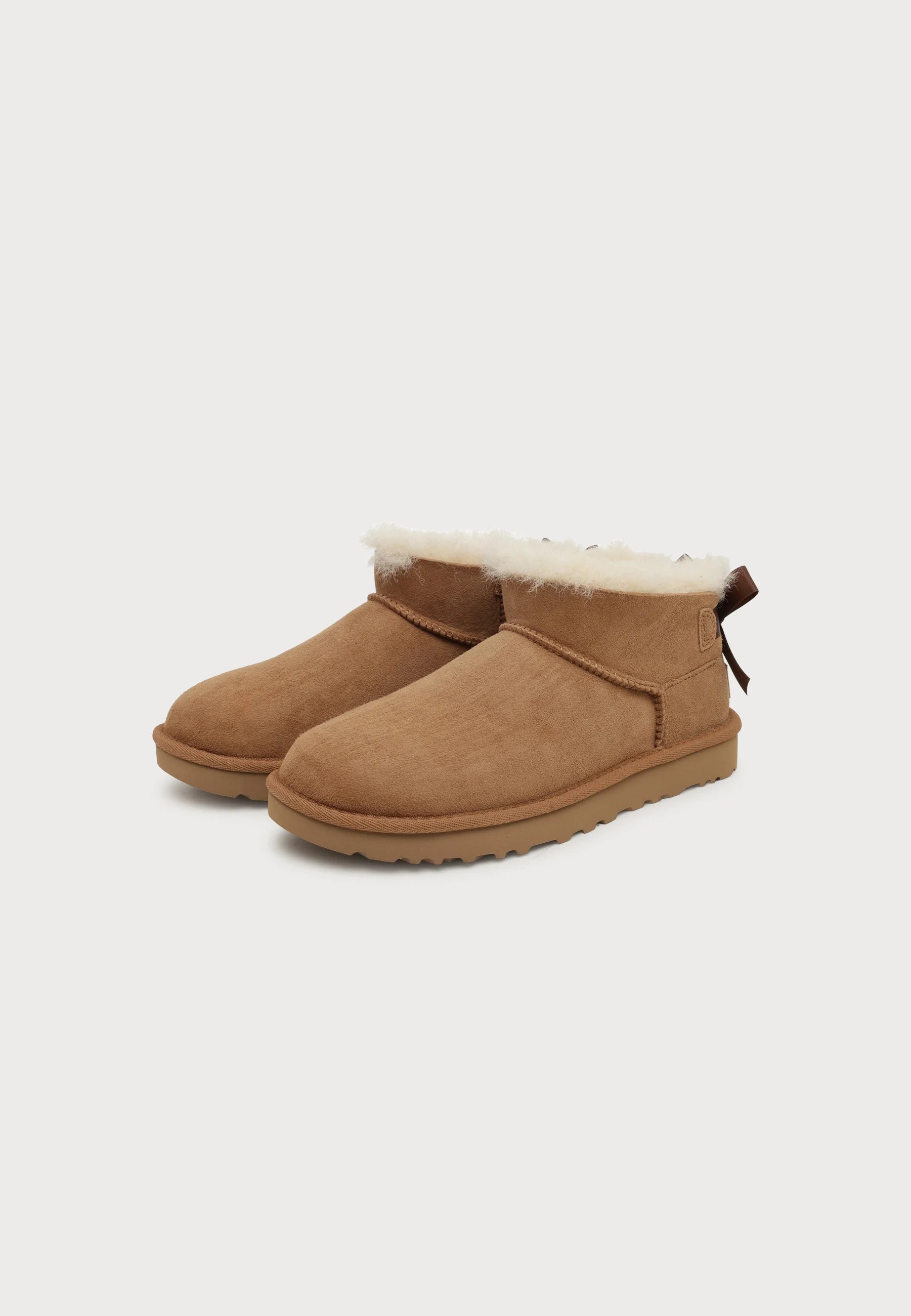 Stivali Donna UGG Classic Ultra Mini Bailey Bow Chestnut in Camoscio – Stivaletti Bassi Senza Tacco con Fiocco Posteriore