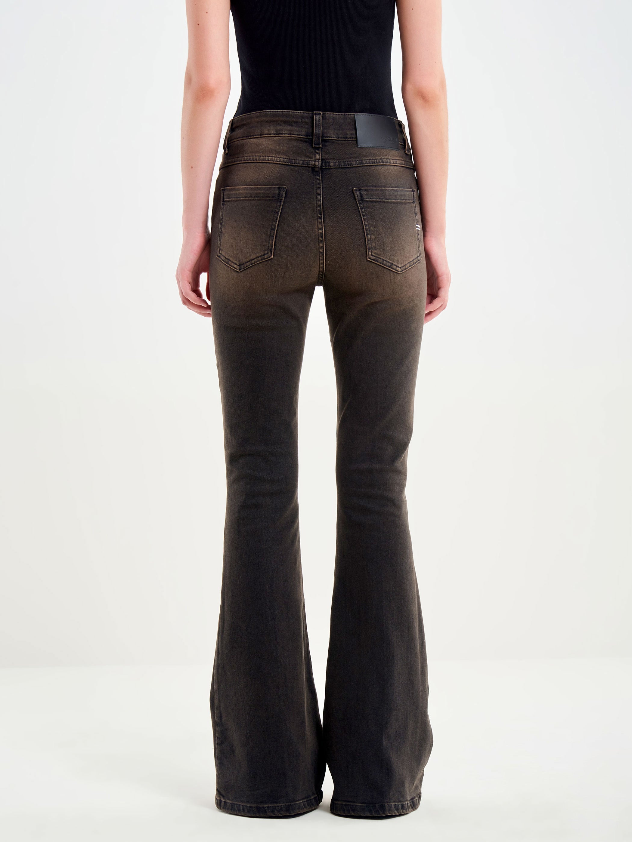 Jeans Donna Vicolo Icon Gisele Flare Marrone Scuro Dirty – Pantaloni Denim a Zampa con Piega Stirata
