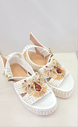 Zeppa in rafia bianca con accessorio gioiello Fiorina