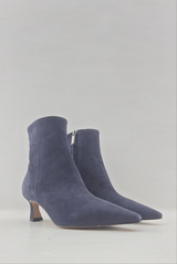 Tronchetto in camoscio blu, tacco comodo Bianca Di