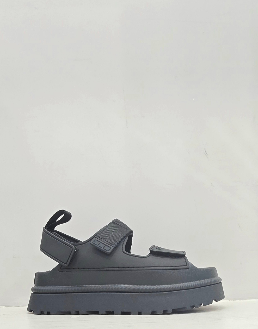 Sandalo GoldenGlow nero Ugg