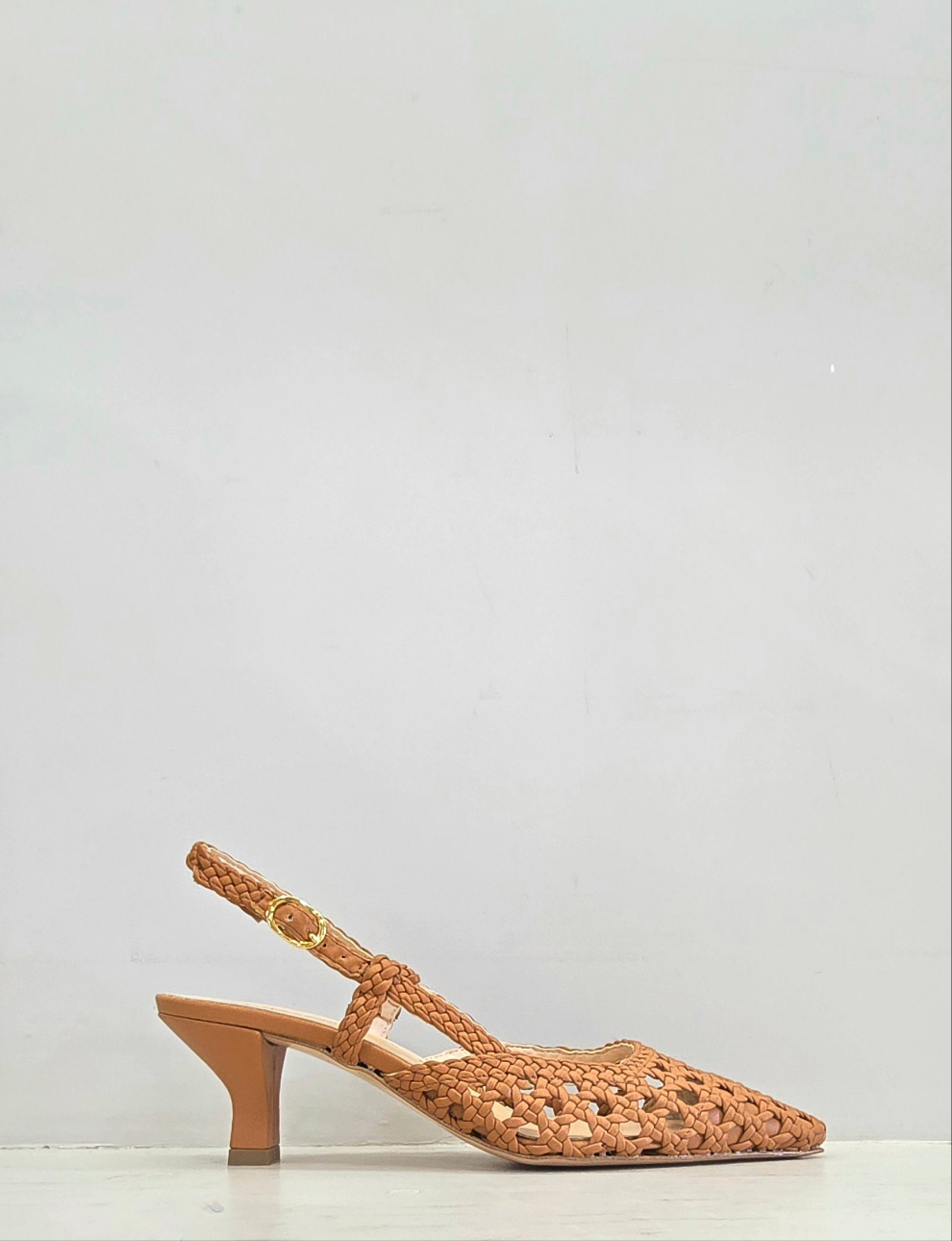 Slingback  in pelle intrecciata cuoio, tacco a rocchetto comodo