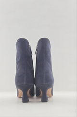 Tronchetto in camoscio blu, tacco comodo Bianca Di