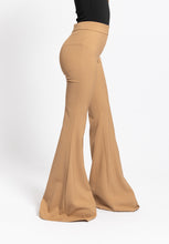 Carica l&#39;immagine nel visualizzatore di Gallery, Pantalone Flared Loren cammello Aniye By