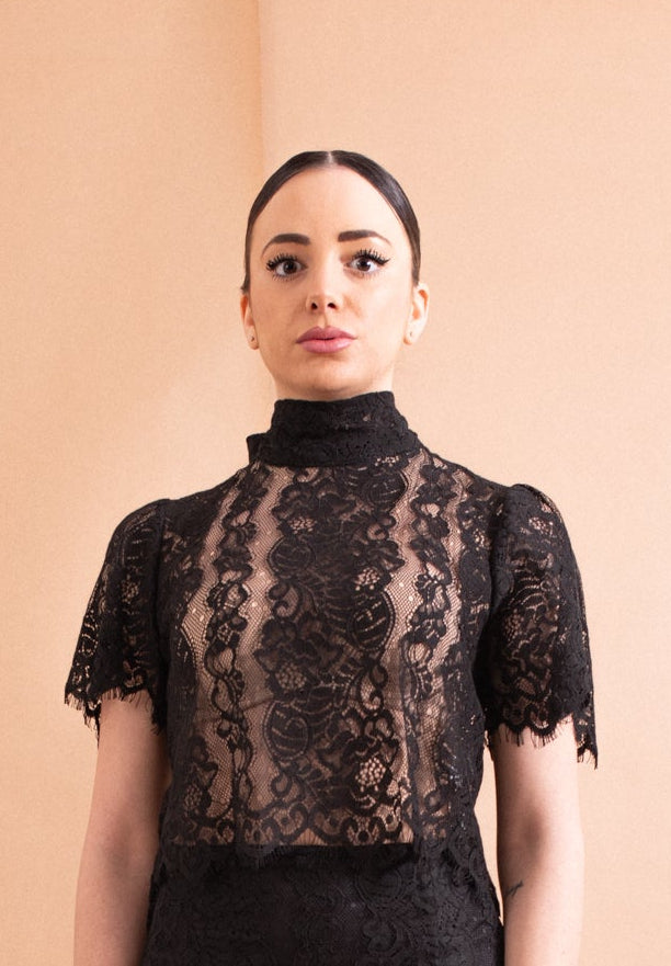 Top Corto Imperial Nero in Pizzo – Collo Alto e Maniche Corte