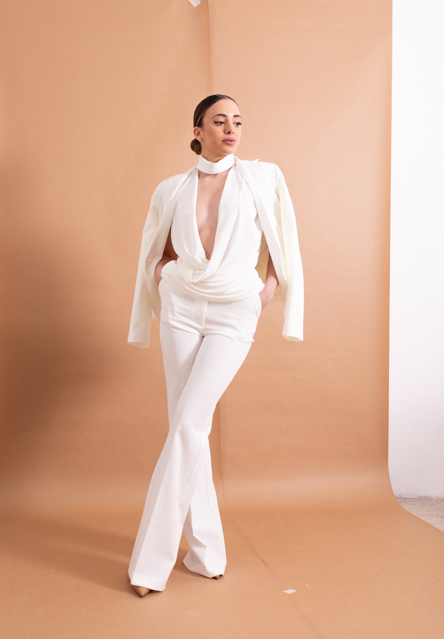 Top Imperial Incrociato bianco – Scollo a V Profondo e Drappeggio Anterioriore