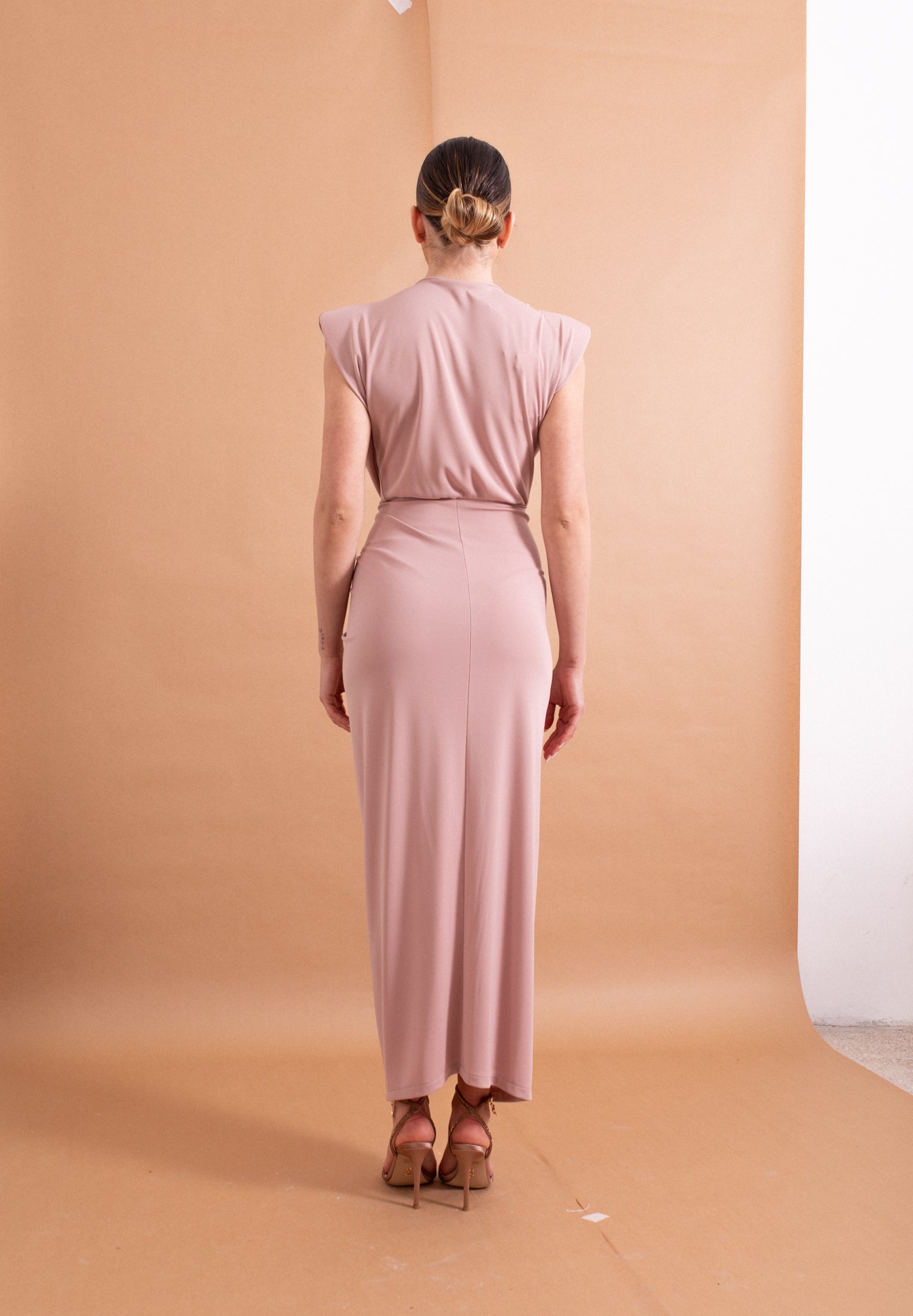 Abito Lungo Imperial Cipria – Scollo Profondo e Drappeggio Centrale