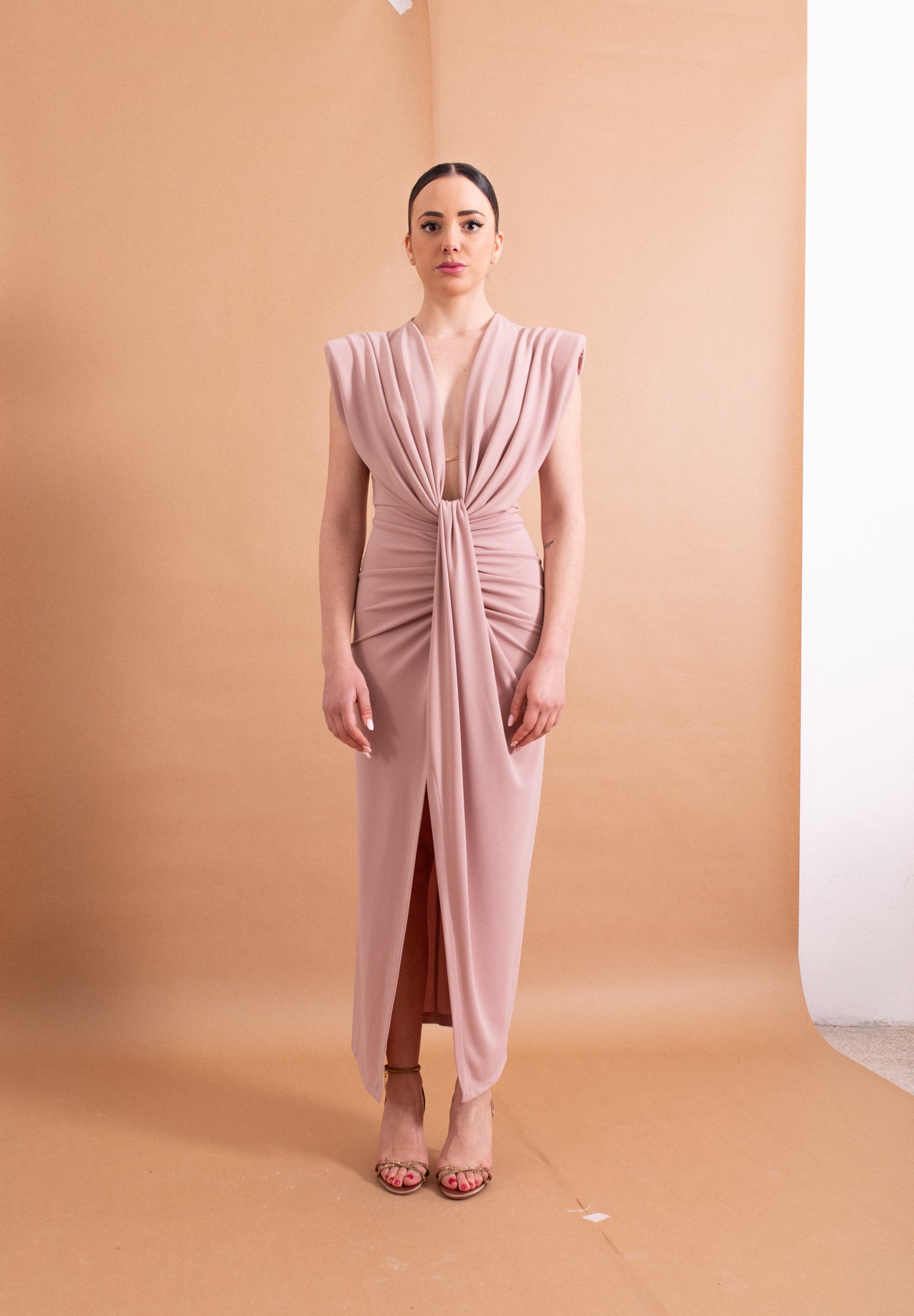 Abito Lungo Imperial Cipria – Scollo Profondo e Drappeggio Centrale