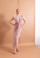 Abito Lungo Imperial Cipria – Scollo Profondo e Drappeggio Centrale