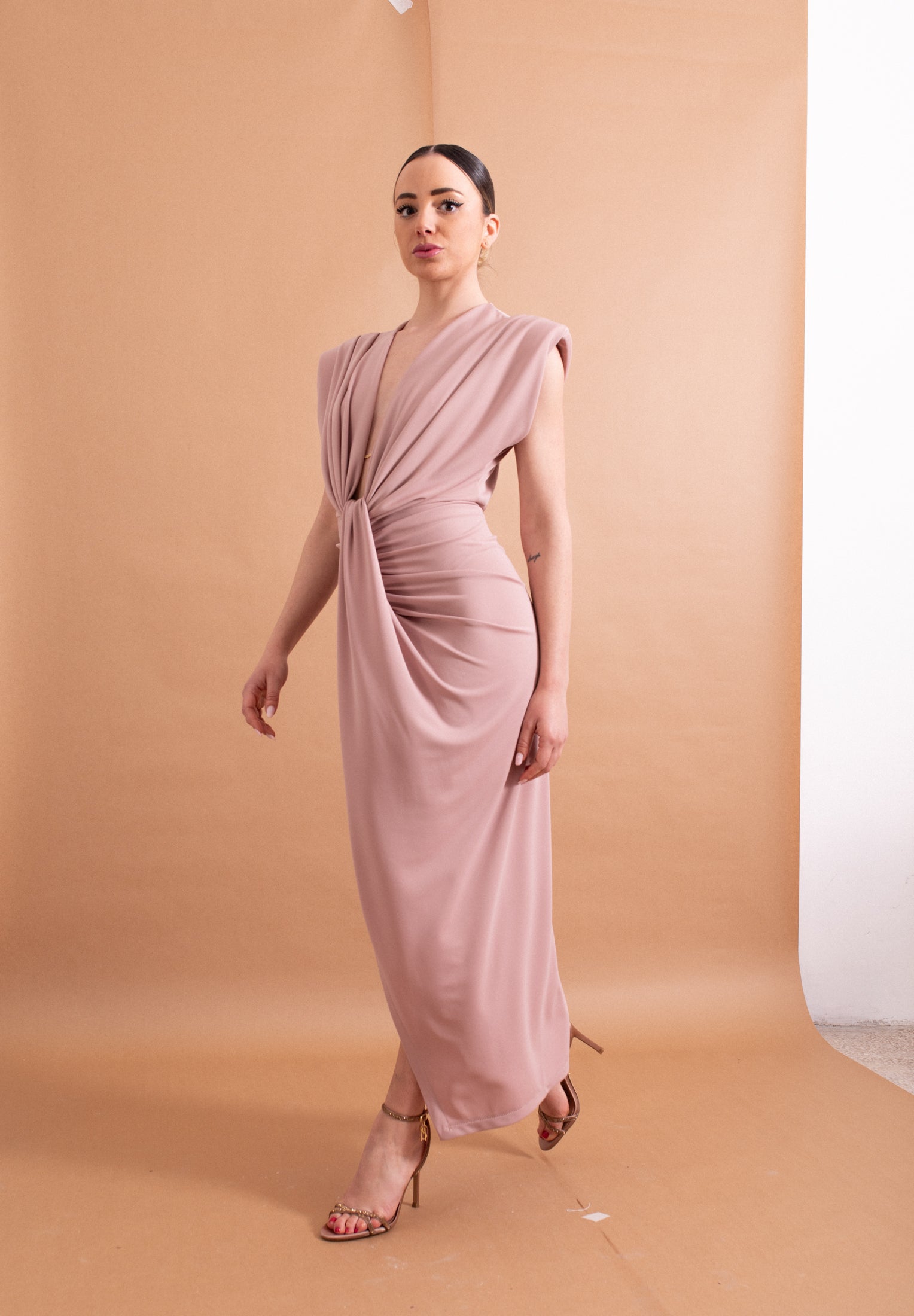 Abito Lungo Imperial Cipria – Scollo Profondo e Drappeggio Centrale