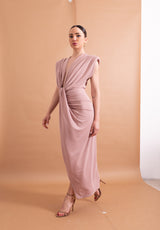 Abito Lungo Imperial Cipria – Scollo Profondo e Drappeggio Centrale