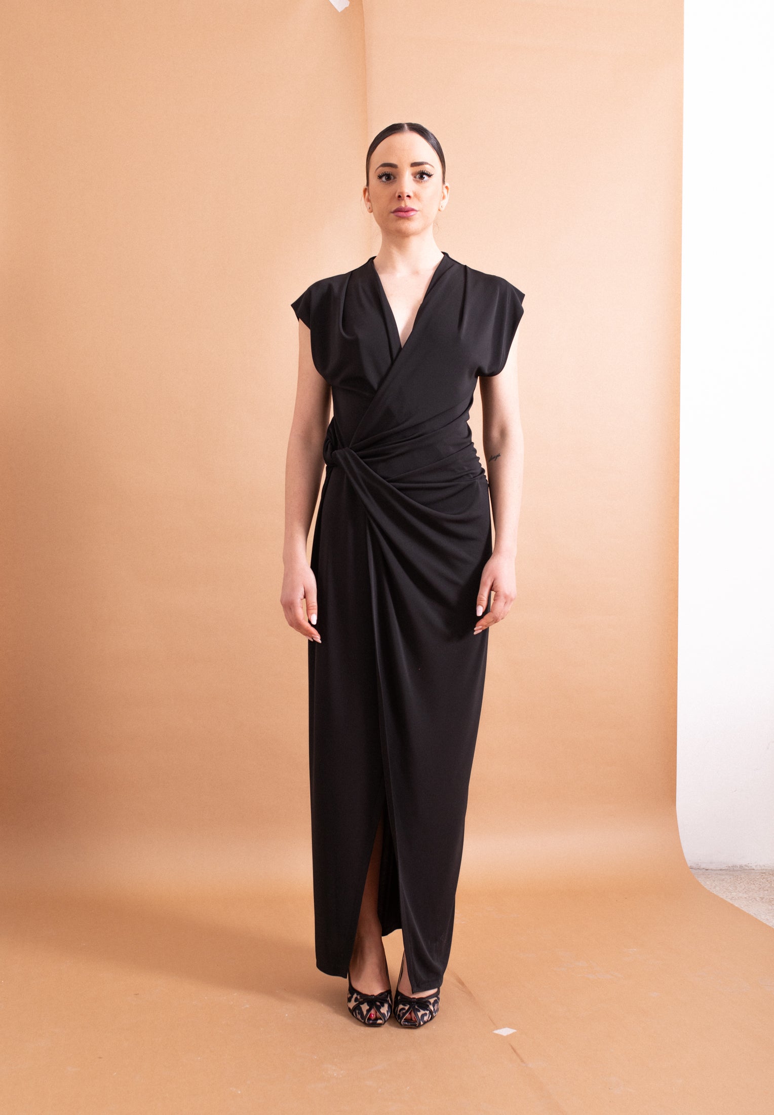 Abito Lungo Imperial Nero – Scollo a V e Drappeggio Glamour