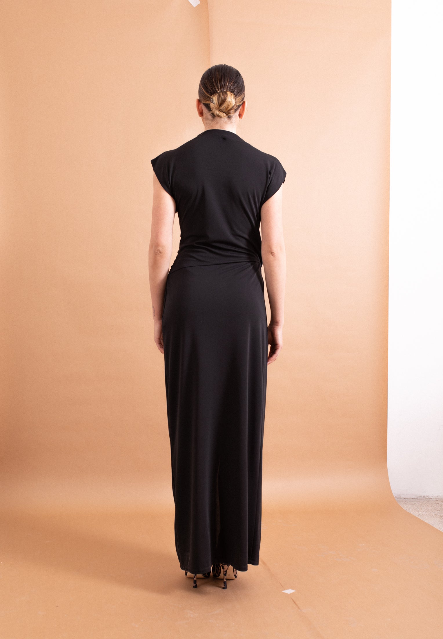 Abito Lungo Imperial Nero – Scollo a V e Drappeggio Glamour