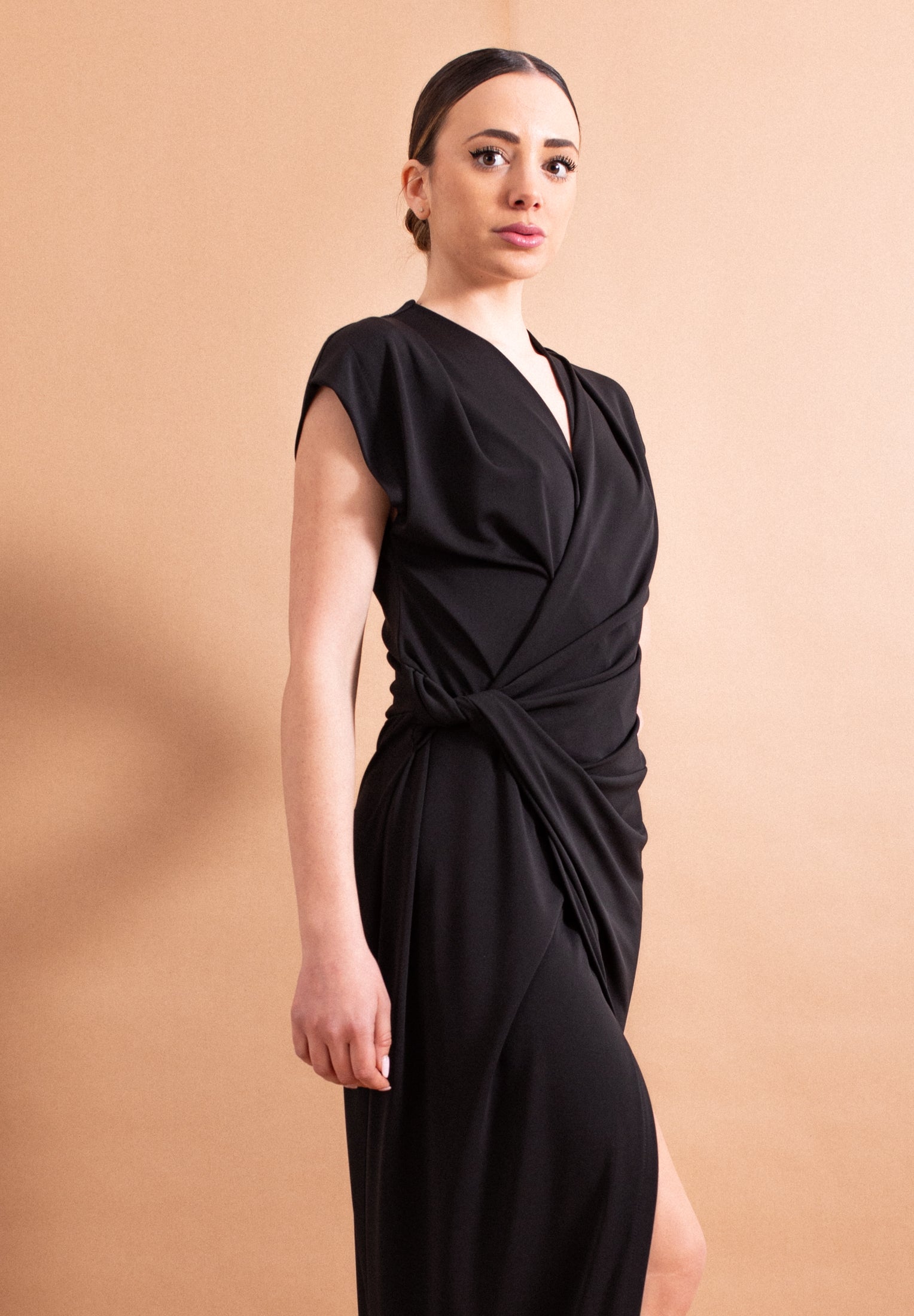 Abito Lungo Imperial Nero – Scollo a V e Drappeggio Glamour