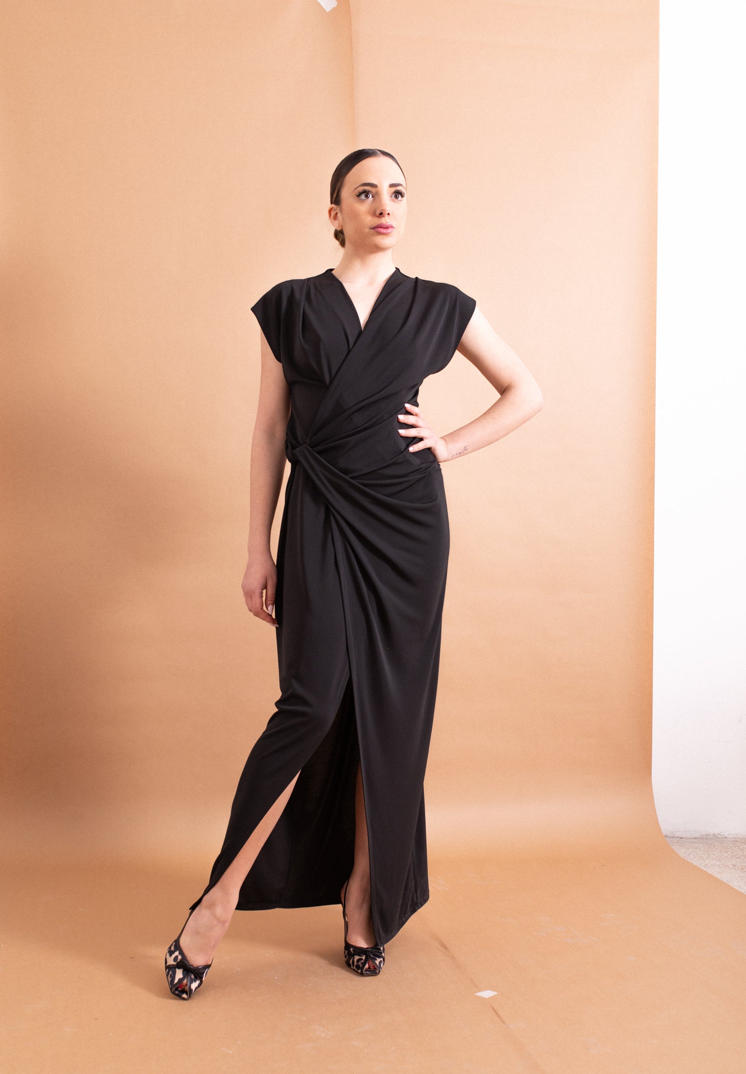 Abito Lungo Imperial Nero – Scollo a V e Drappeggio Glamour