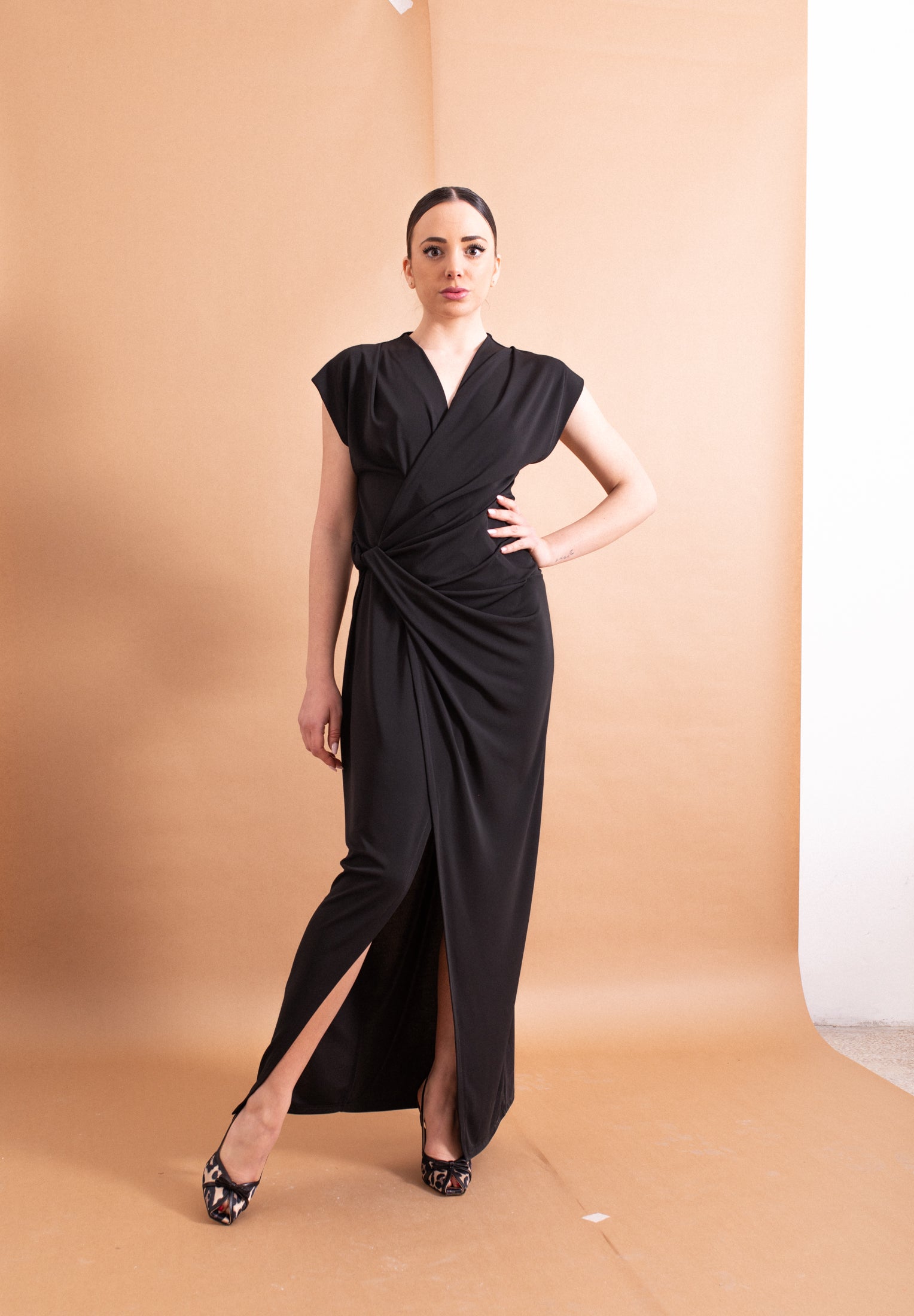 Abito Lungo Imperial Nero – Scollo a V e Drappeggio Glamour