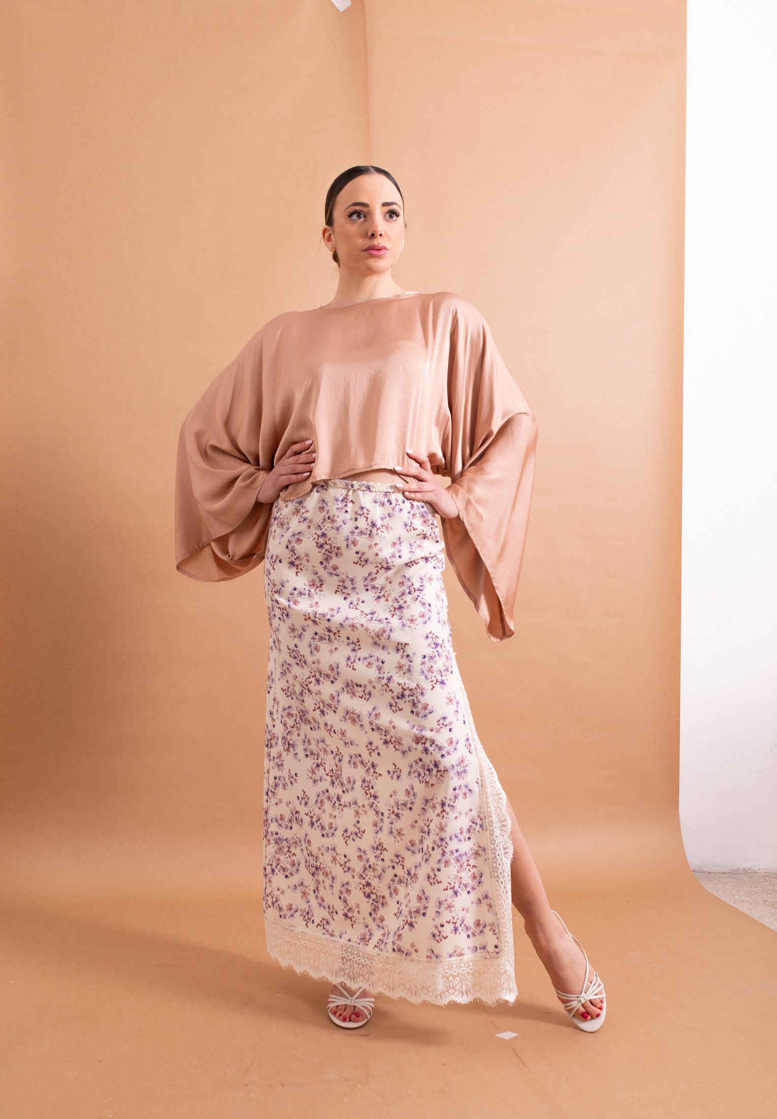 Gonna Midi Lokita Panna e Lilla – Fantasia Floreale con Spacco e Pizzo