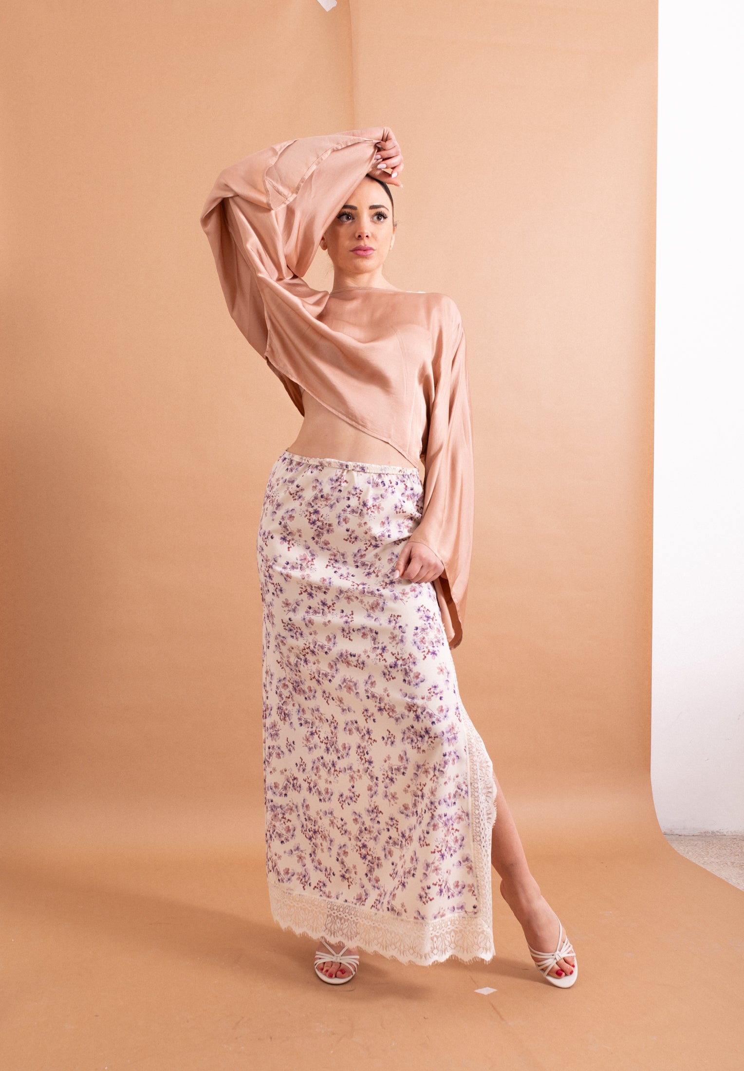 Gonna Midi Lokita Panna e Lilla – Fantasia Floreale con Spacco e Pizzo