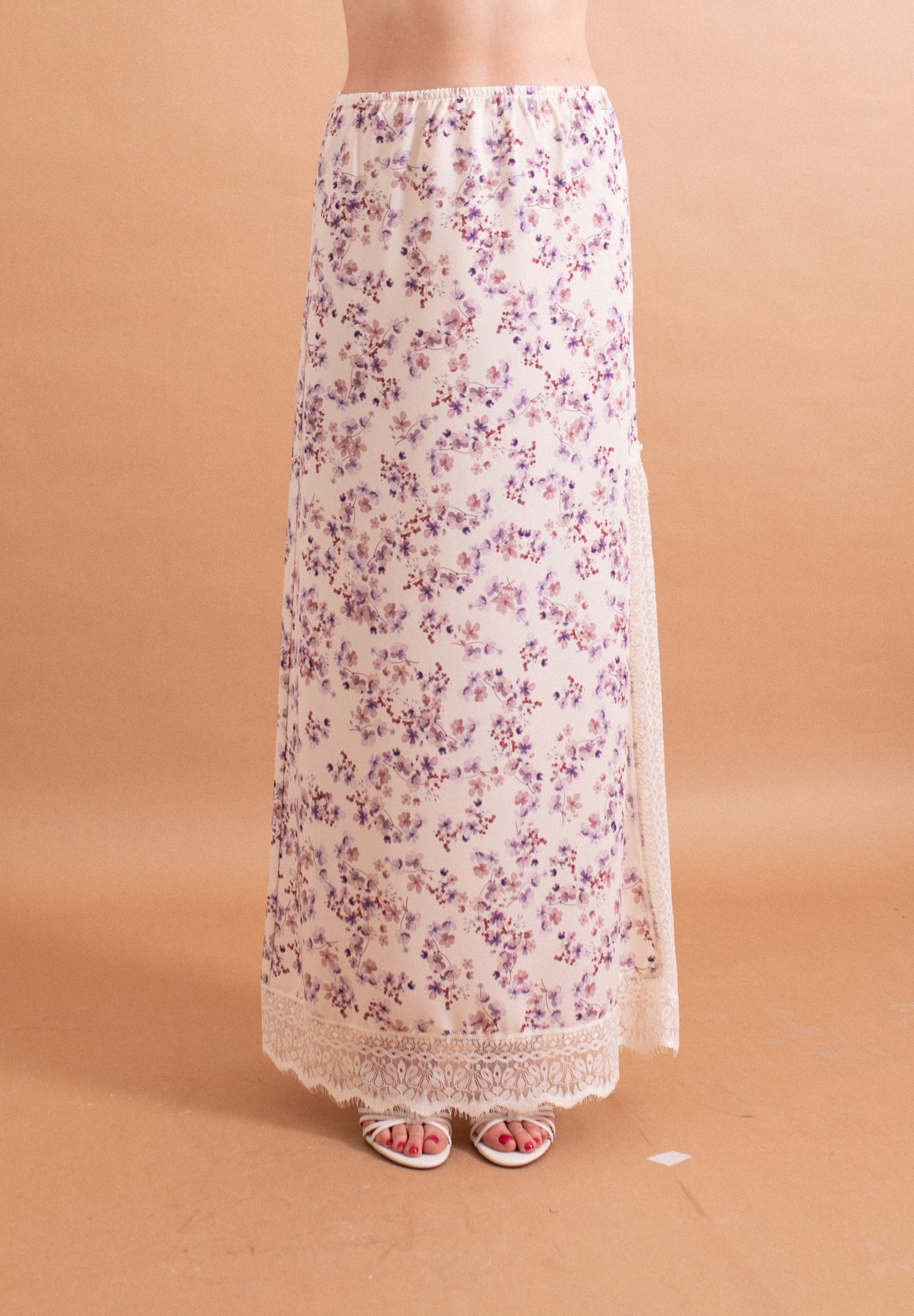 Gonna Midi Lokita Panna e Lilla – Fantasia Floreale con Spacco e Pizzo