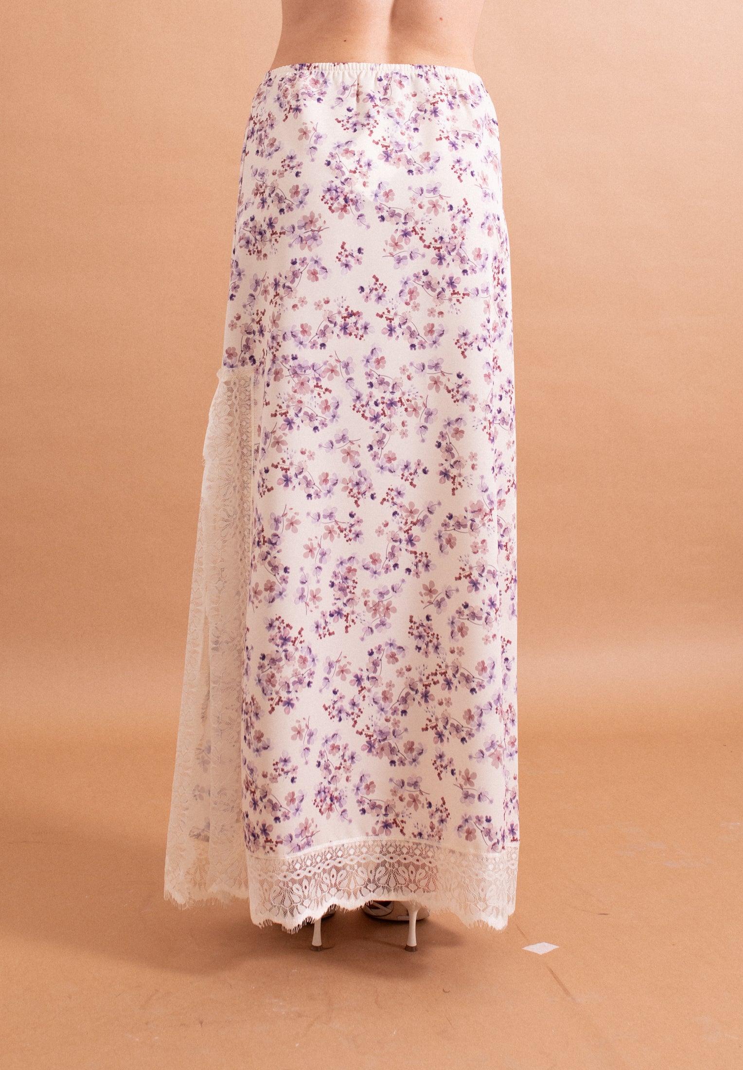 Gonna Midi Lokita Panna e Lilla – Fantasia Floreale con Spacco e Pizzo