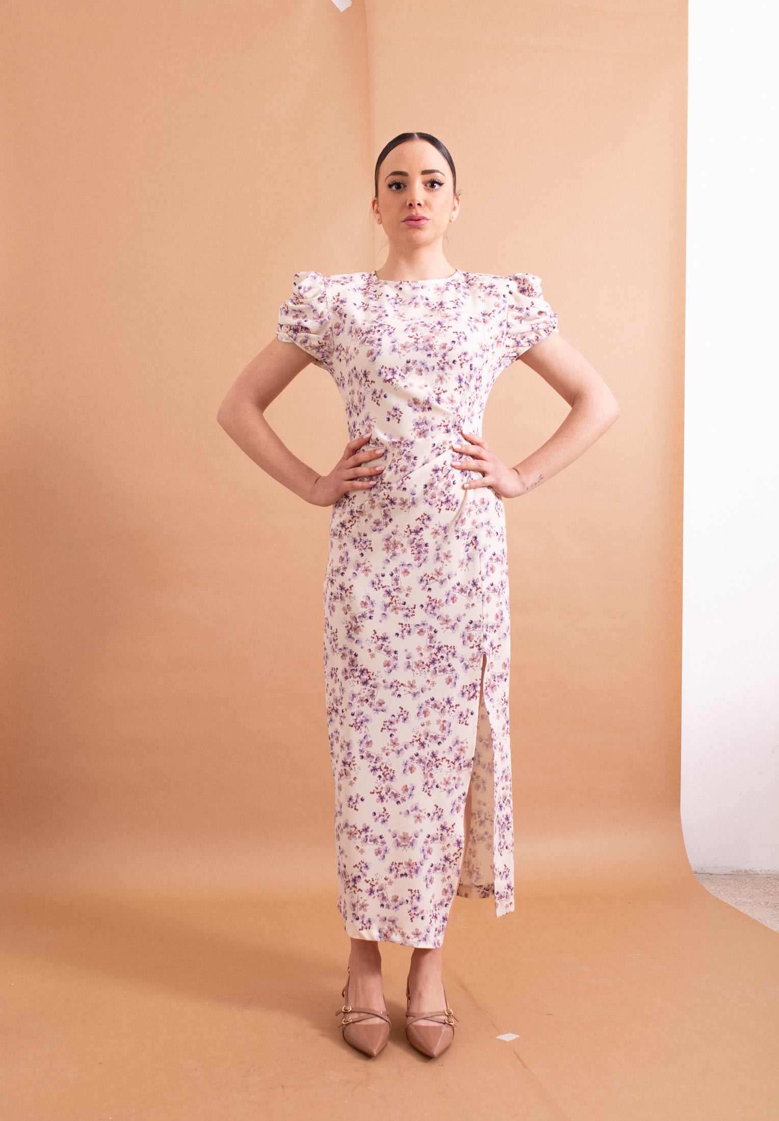 Abito Midi Lokita Panna e Lilla – Fantasia Floreale Fluida con Spacco Laterale