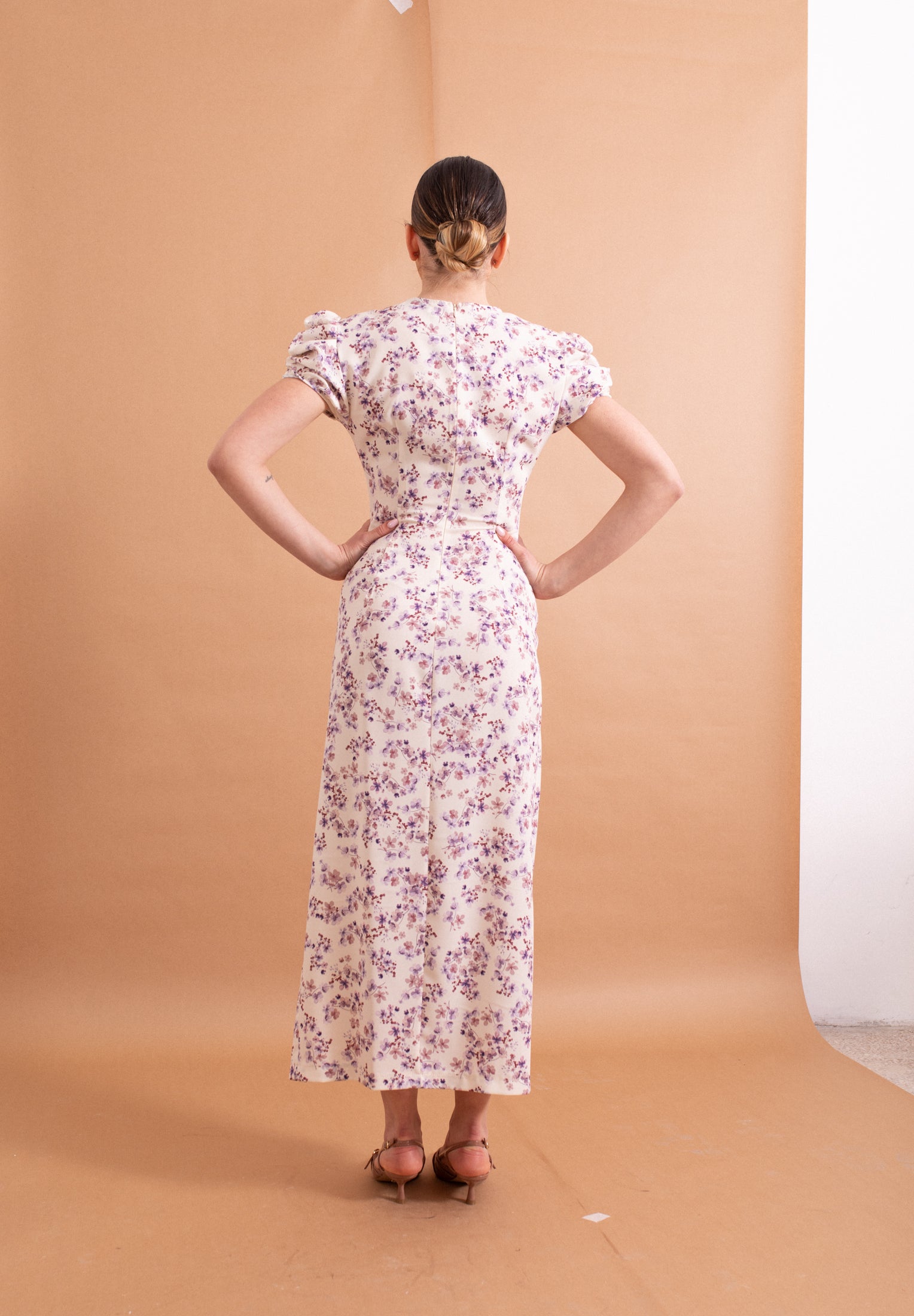 Abito Midi Lokita Panna e Lilla – Fantasia Floreale Fluida con Spacco Laterale