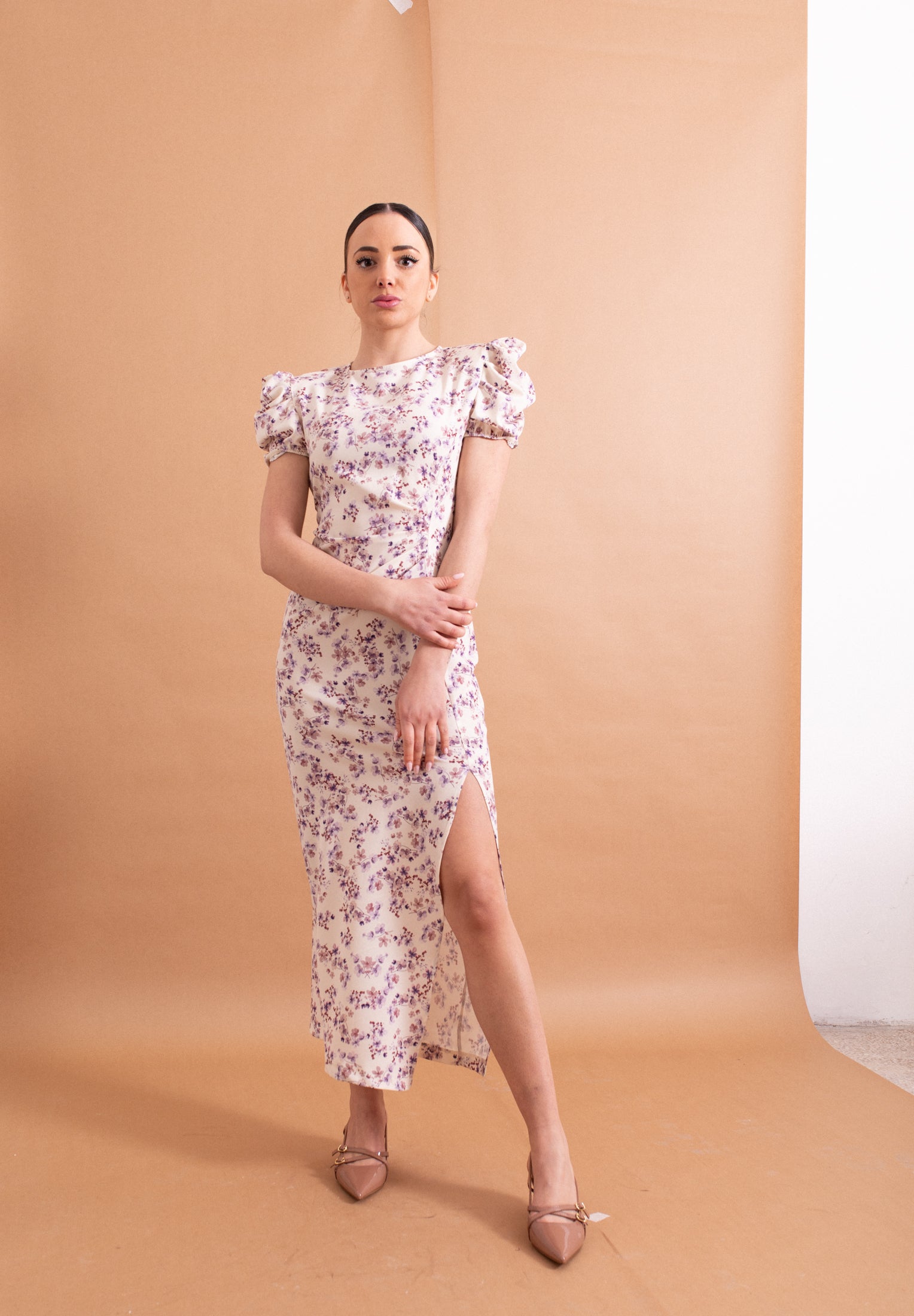 Abito Midi Lokita Panna e Lilla – Fantasia Floreale Fluida con Spacco Laterale