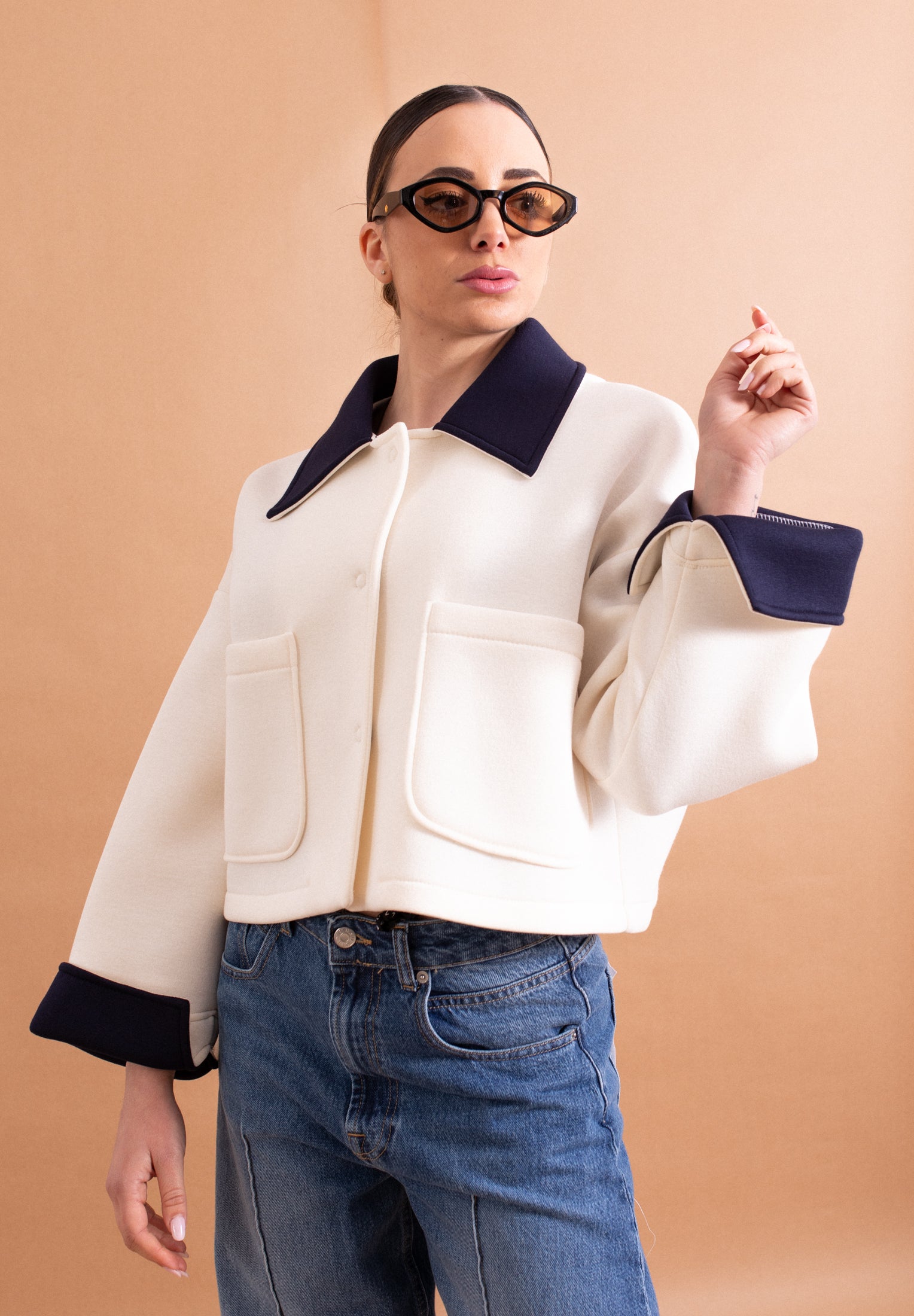 Capospalla Lokita Corto Panna – Design Muta con Revers e Polsini Blu Navy