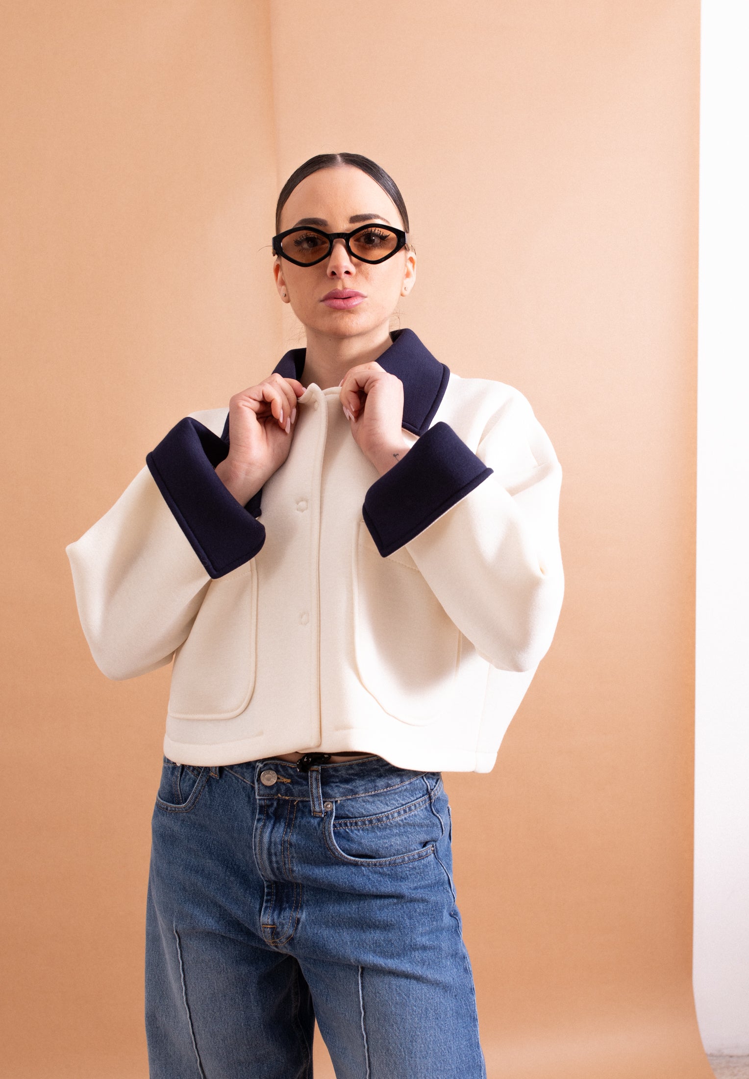 Capospalla Lokita Corto Panna – Design Muta con Revers e Polsini Blu Navy