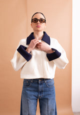 Capospalla Lokita Corto Panna – Design Muta con Revers e Polsini Blu Navy