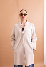 Capospalla Lokita Sabbia – Media Lunghezza, Collo Coreana e Dettagli Righe Cuoio