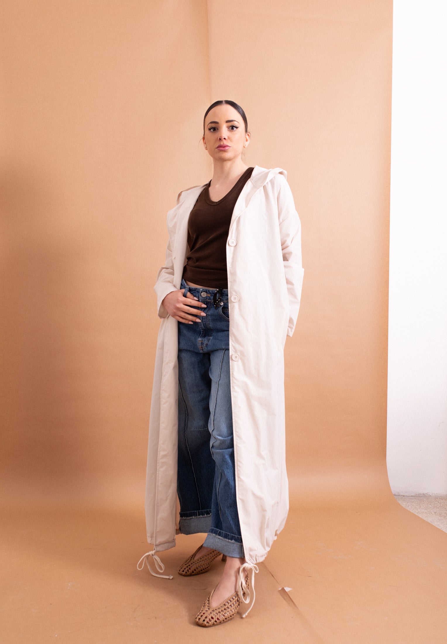 Trench Lungo Lokita Panna con Cappuccio – Capospalla Leggero e Coulisse Fondo