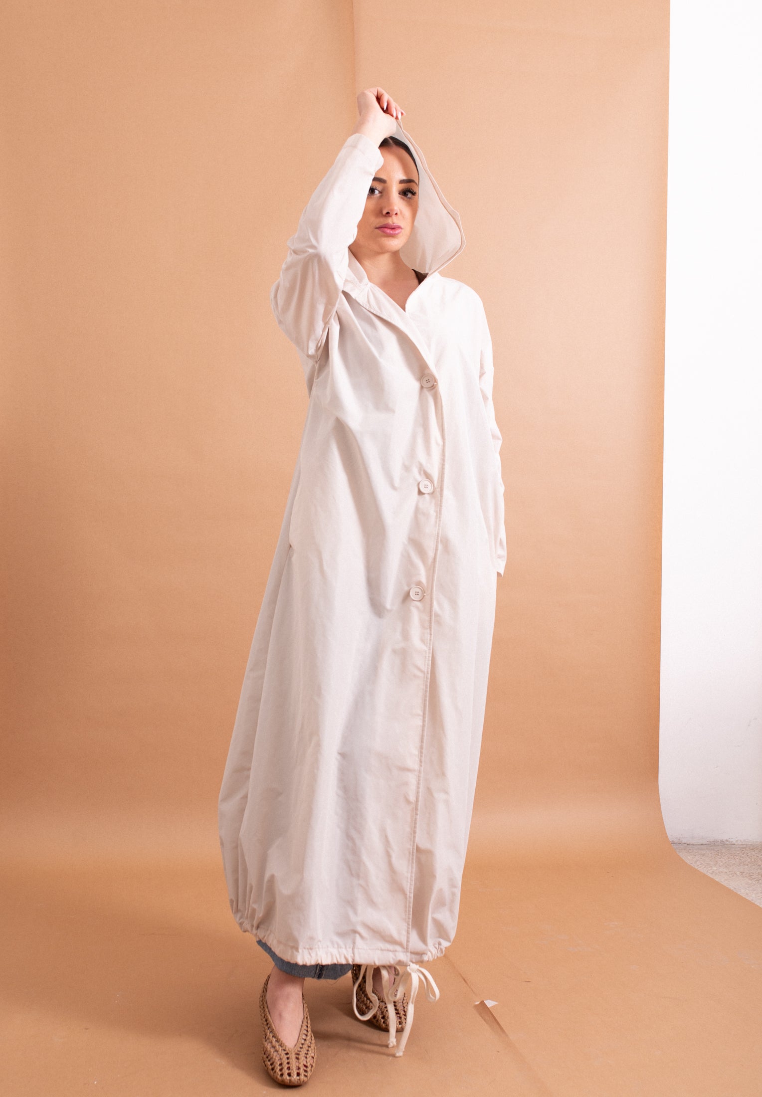 Trench Lungo Lokita Panna con Cappuccio – Capospalla Leggero e Coulisse Fondo