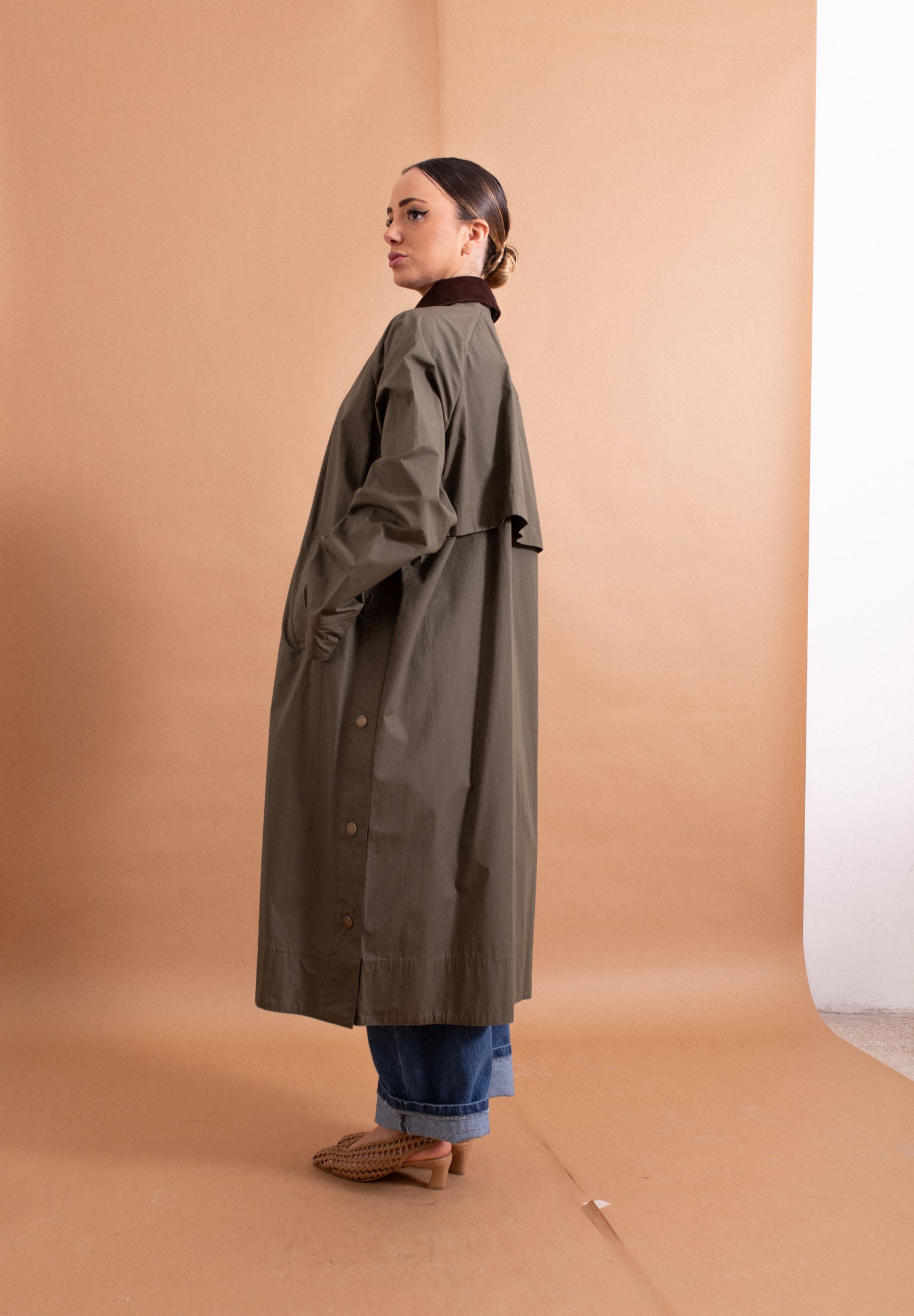 Vicolo Trench Waterproof Militare – Colletto in Velluto e Design Contemporaneo