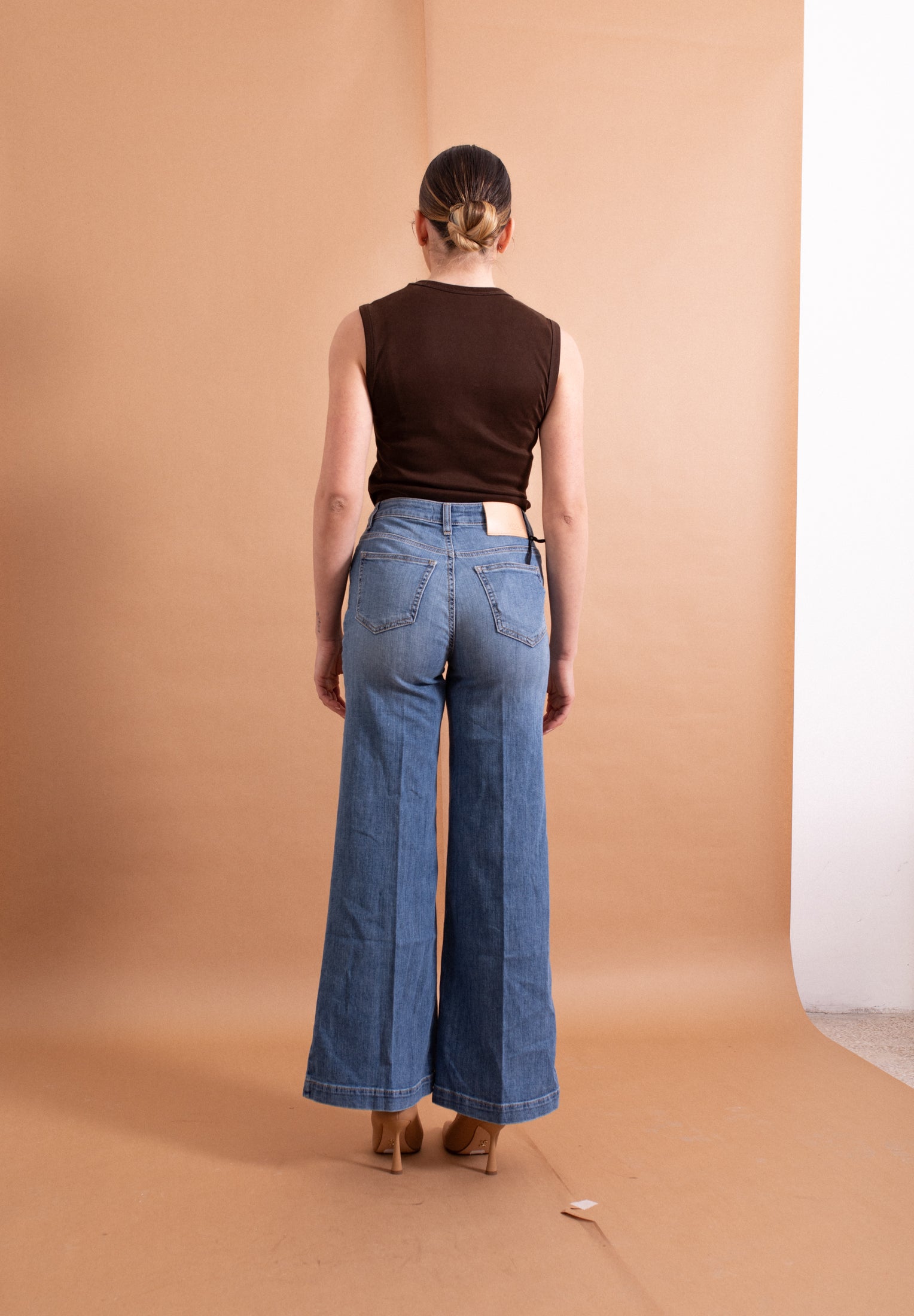 Jeans Vicolo Cristina con Bottoni – Denim Wide Leg con Dettagli Araldici Oro