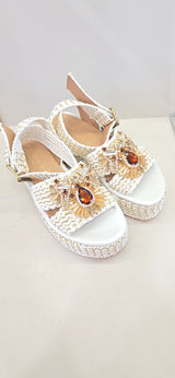 Zeppa in rafia bianca con accessorio gioiello Fiorina