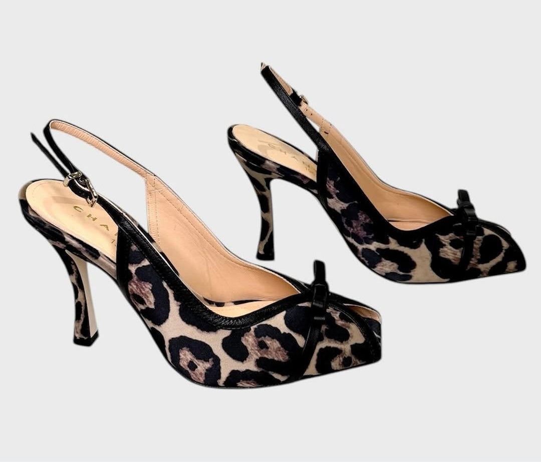 Sandali Chantal Leopardati in Raso – Open-Toe con Tacco Alto e Fiocco Nero