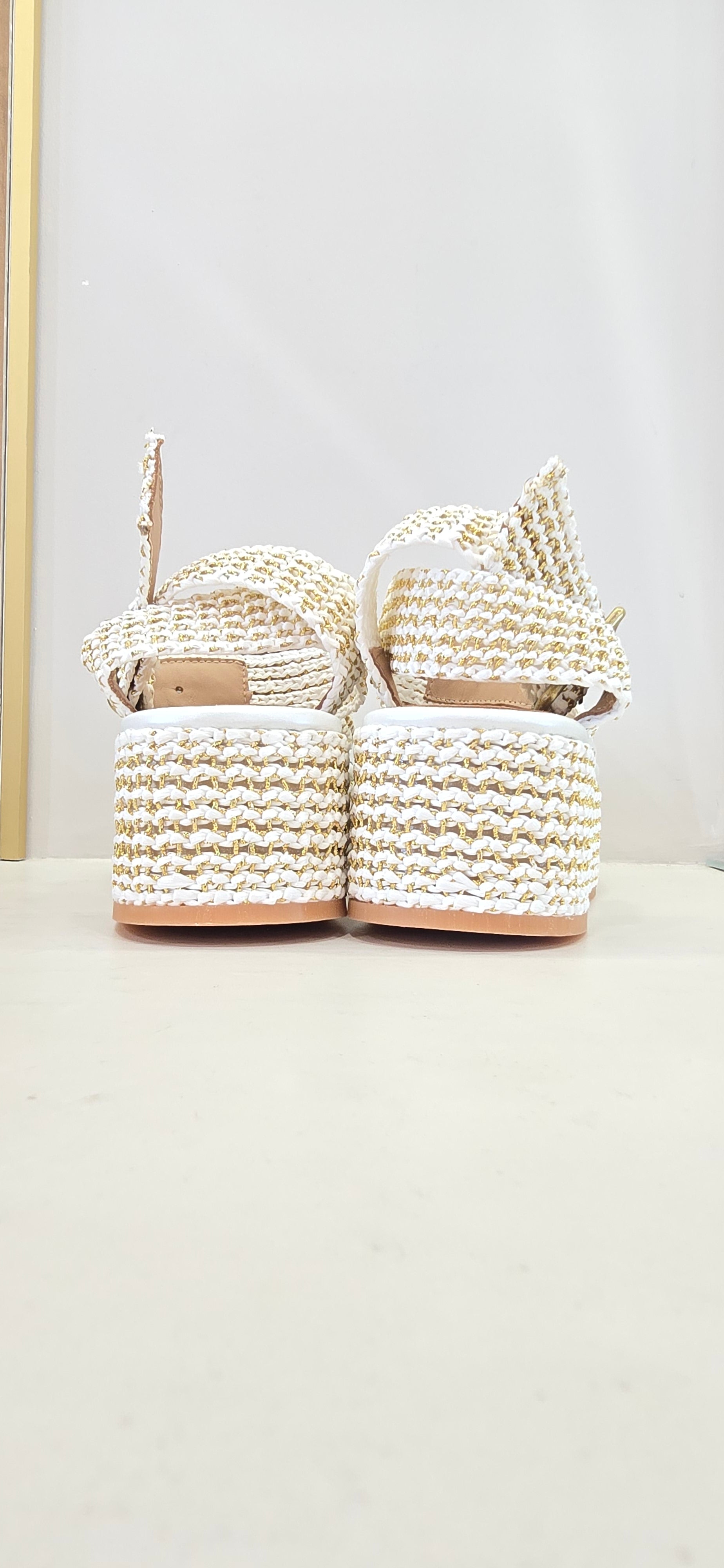 Zeppa in rafia bianca con accessorio gioiello Fiorina